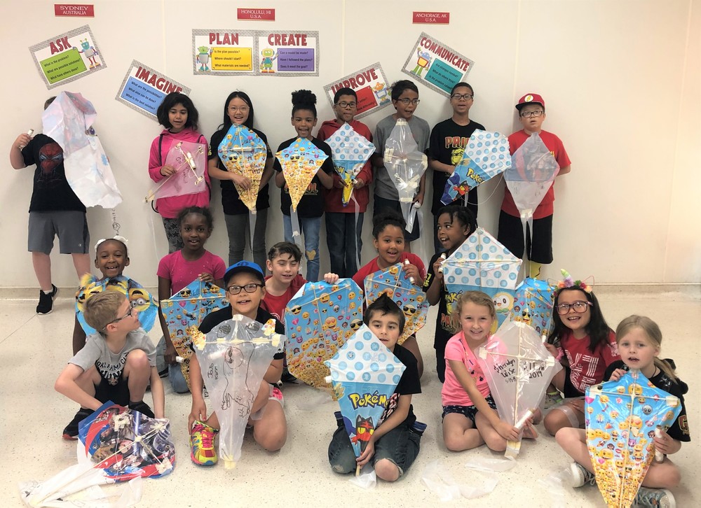 STUDENTS MAKE KITES
