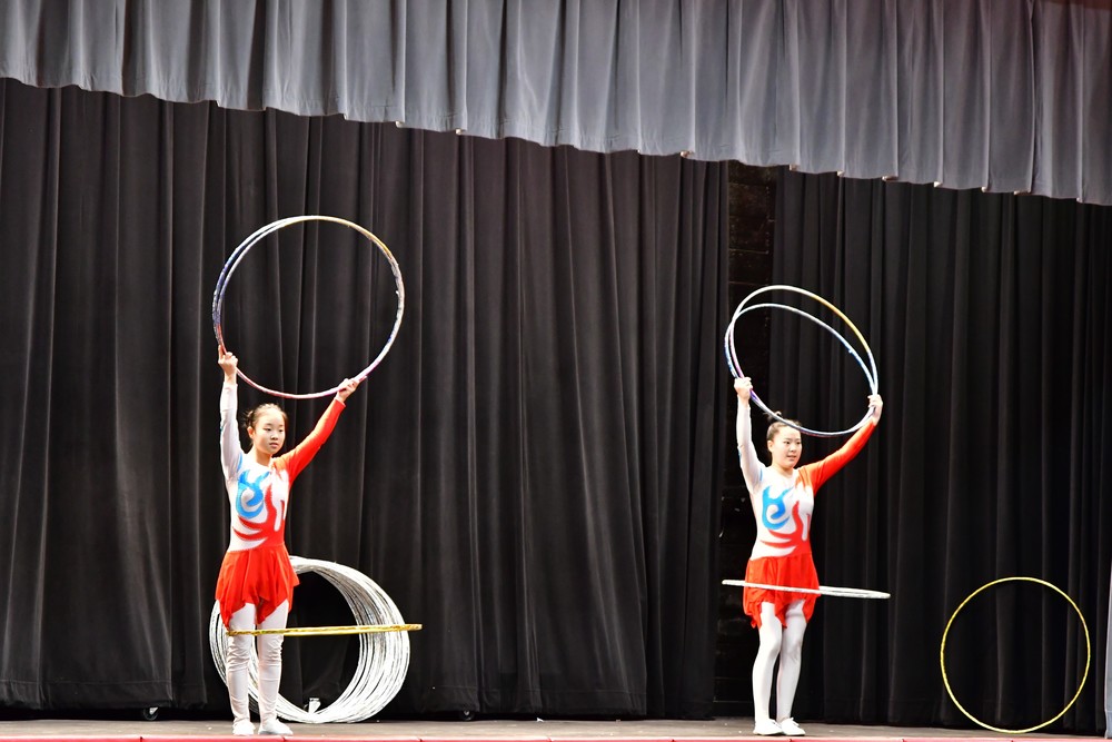 CHINESE ACROBAT PERFORMANCE
